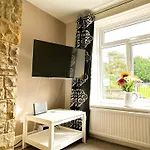 Cosy Country Escape | Fireplace & Views | & York 리즈